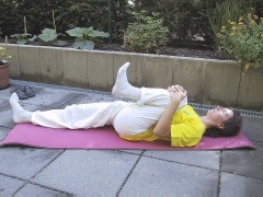 Gaslösende Yogaposition
